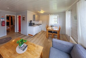 Cabaña básica, 2 habitaciones, patio | Zona de estar