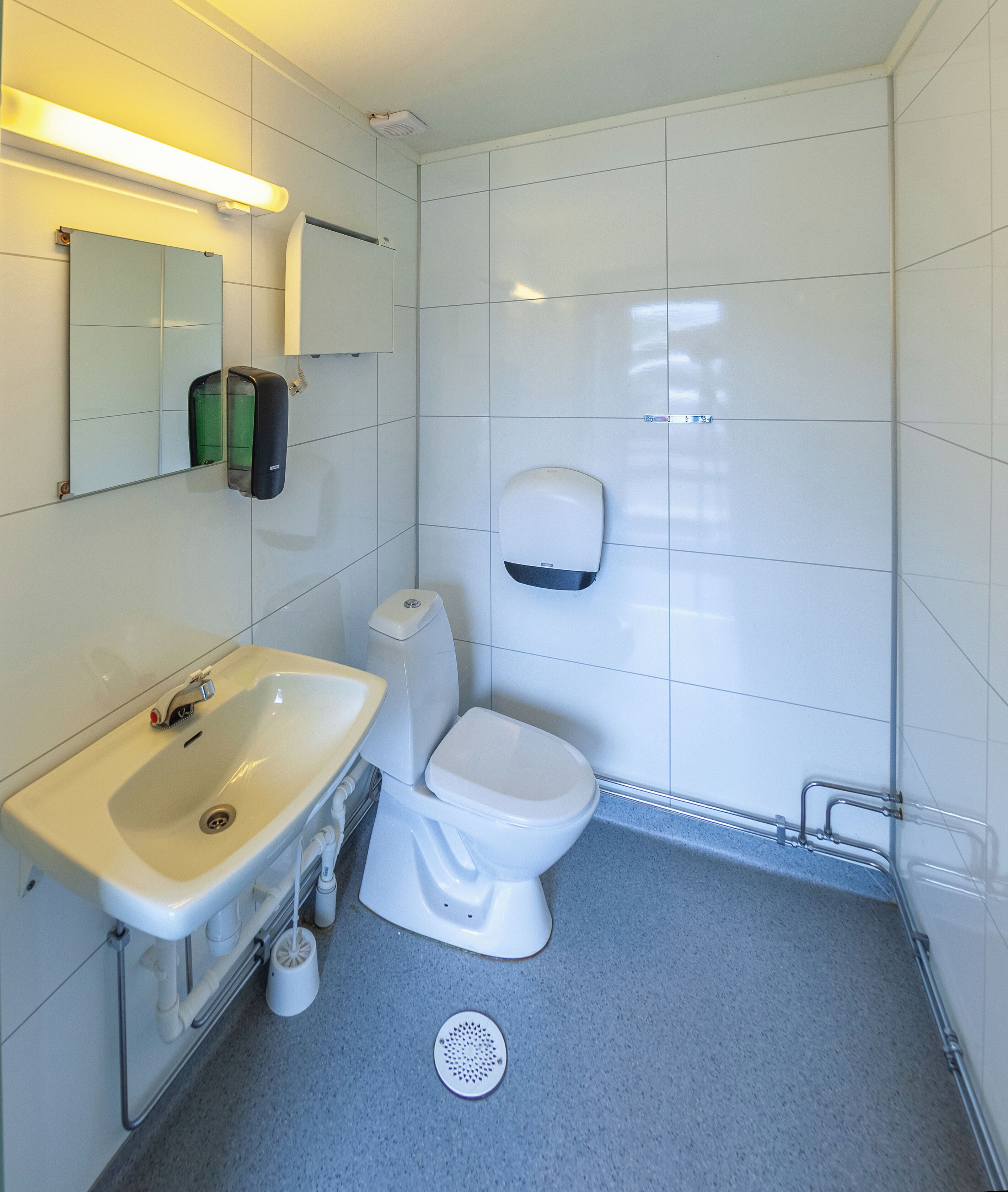 Basic-Ferienhütte, Terrasse | Badezimmer | Dusche, Toilettenpapier