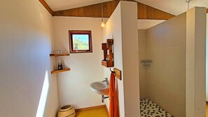 Standard Quadruple Room, Mountain View | Bathroom - Moonraker Outdoor Adventure Camp (Windhoek)