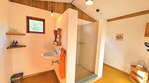Habitación triple estándar, vista a la montaña | Baño