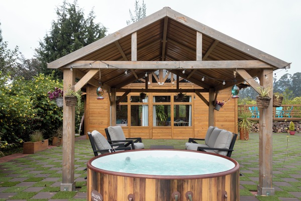 Outdoor spa tub