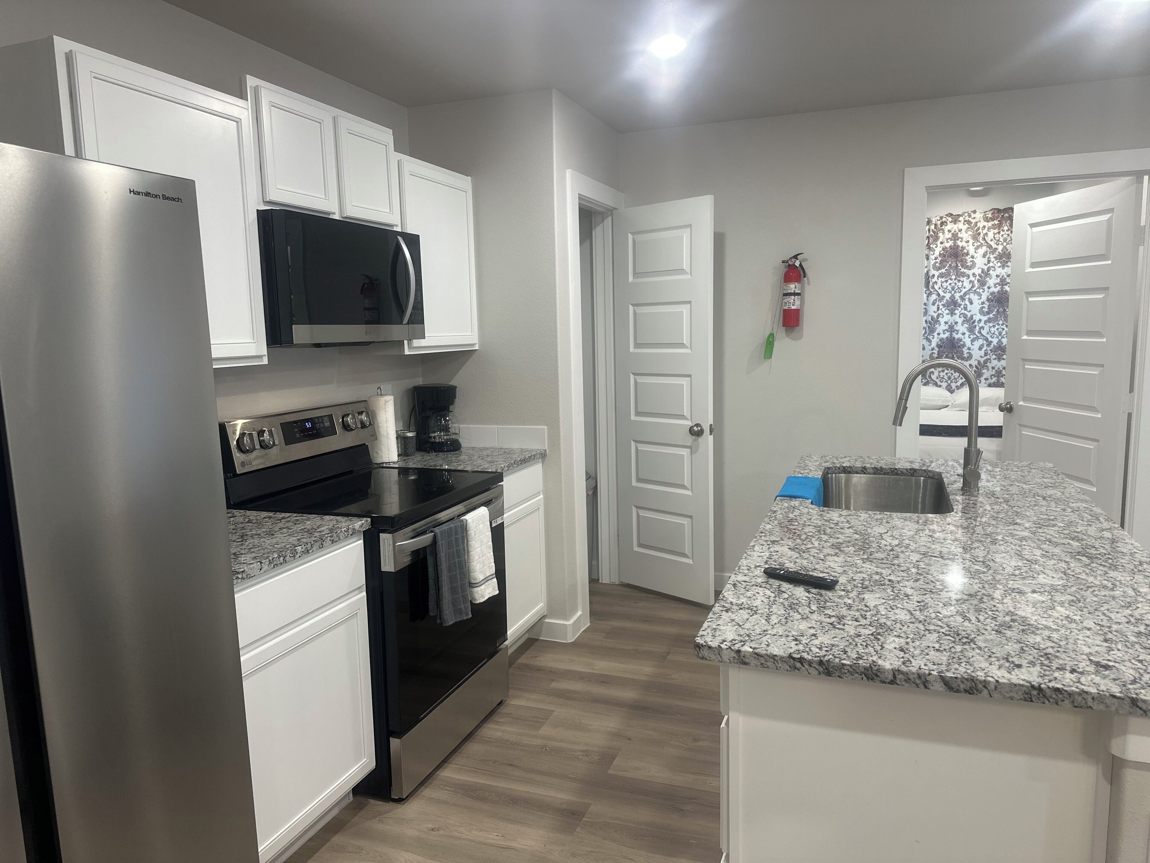 Een koelkast, een magnetron, een oven, een kookplaat