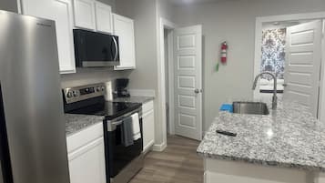 Een koelkast, een magnetron, een oven, een kookplaat