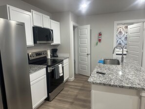 Een koelkast, een microgolfoven, een oven, een kookplaat