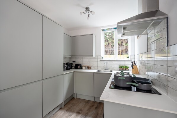 Refrigerador, microondas, horno, placa de cocina