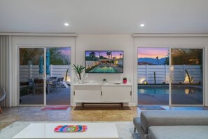 Smart TV y chimenea 