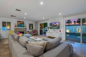 Smart TV, fireplace
