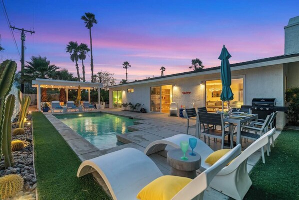 A heated pool - Palm Paradise offers a private 3BR retreat with a saltwater pool, fire pit, BBQ, and mountain views. Just minutes from downtown, this stylish getaway is perfect for families or friends seeking relaxation and Palm Springs charm. (Palm Springs)