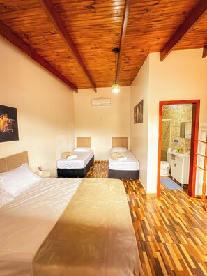 Family House, Lanai, Garden View | Langsir/tirai gelap terus, Wi-fi percuma, cadar katil 