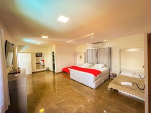 Family House, Lanai, Garden View | Blackout drapes, free WiFi, bed sheets