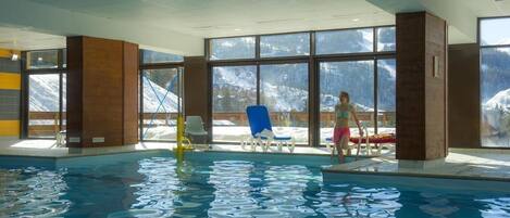 Una piscina techada, una piscina climatizada