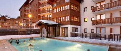 Een verwarmd zwembad