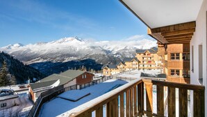 A mountain resort with wooden buildings and a snowy landscape. - Wifi, 300m from resort center, swimming pool, sauna, tv, ski locker, 32-36m², Valfréjus (Valfréjus)