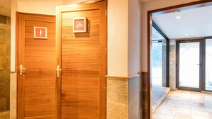 A wooden double door with a coat of arms and a coat of arms symbol. - Wifi, ski-in/ski-out & foot of the slopes, swimming pool, sauna, tv, ski locker, 43m², Valfréjus (Valfréjus)