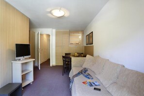 Living area - Resort center, swimming pool, hammam, terrace, balcony, parking, tv, ski locker, 35m², Val d'Allos (Allos)