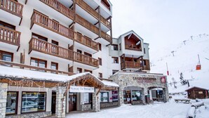 Un hotel de varios pisos con balcones, fachada de piedra y un cartel que dice 'Vacances Le Borsat IV'.