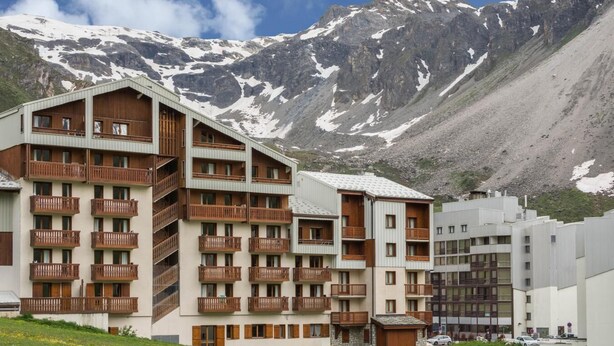 A hotel with multiple balconies, a mountain backdrop, and a clear sky. - Wifi, ski-in/ski-out & foot of the slopes, balcony, tv, 26m², Tignes (Tignes)