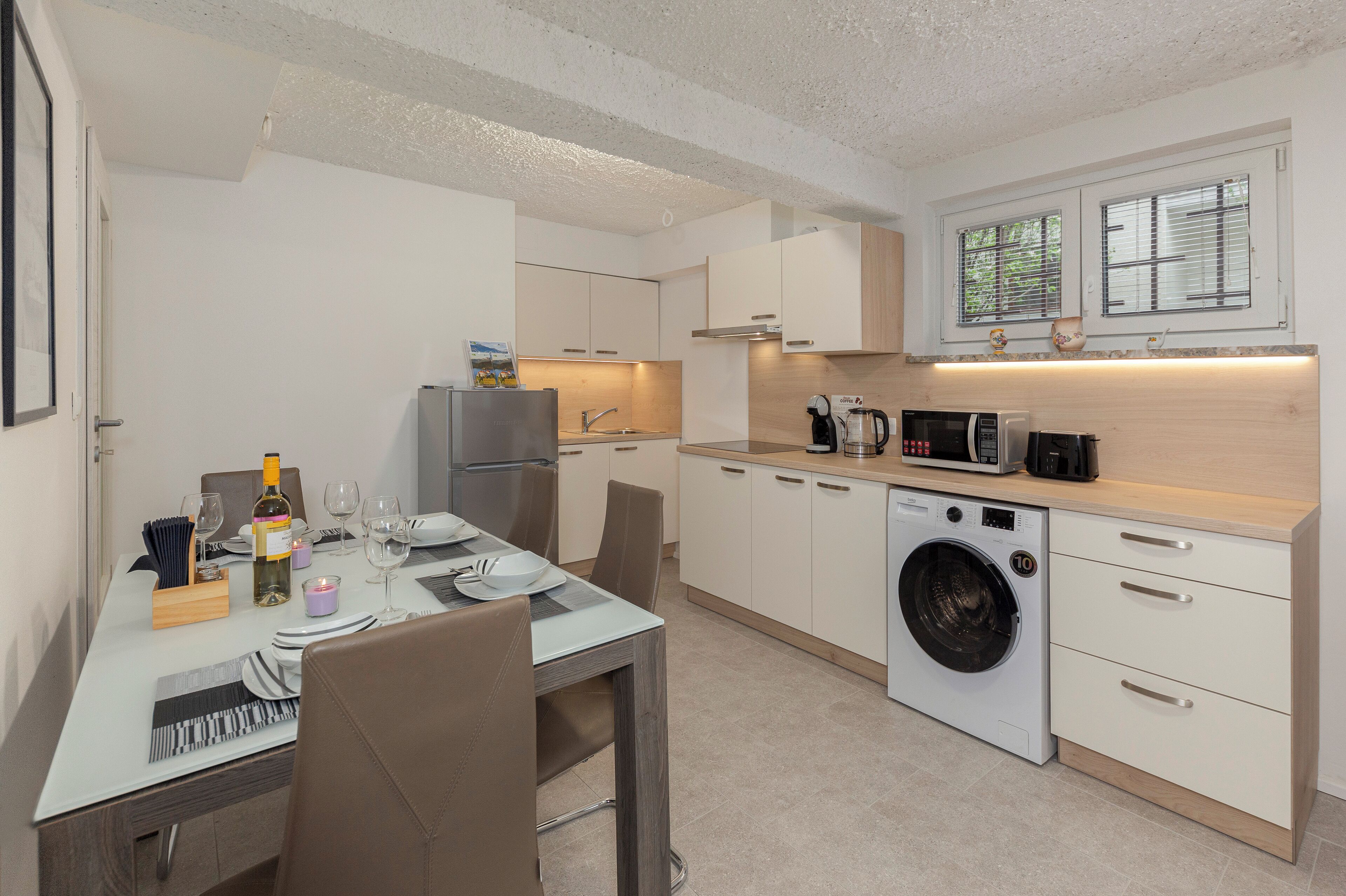 Fridge, microwave, stovetop, dishwasher