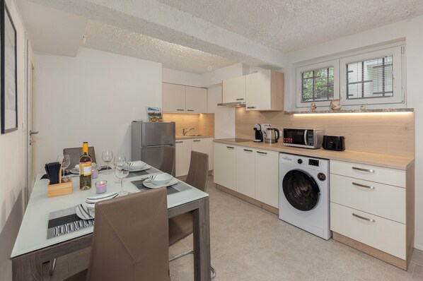 Frigorifero, microonde, piano cottura, lavastoviglie