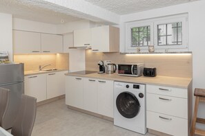 Fridge, microwave, stovetop, dishwasher