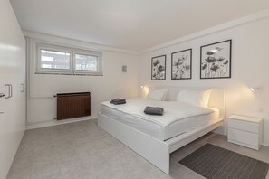 2 bedrooms, in-room safe, iron/ironing board, free WiFi