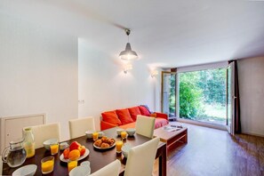 Dining - 300m from resort center, swimming pool, balcony, parking, tv, ski locker, 40m², La Féclaz (Les Déserts)