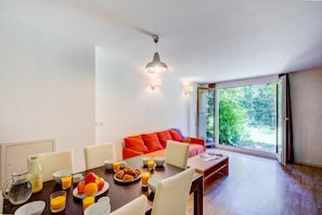 Dining - 300m from resort center, swimming pool, parking, tv, ski locker, 25m², La Féclaz (Les Déserts)