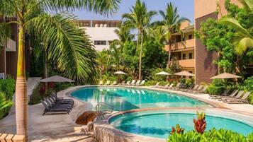 Utendørsbasseng, bassengparasoller og solsenger