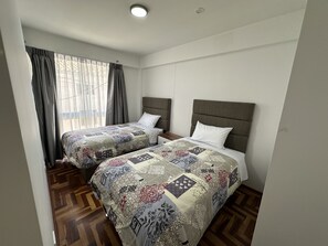 3 عدّة غرف نوم ومكواة/لوح كي وواي فاي وملاءات أسرّة