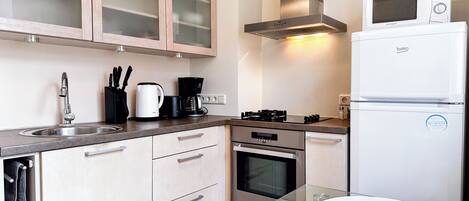 Kühlschrank, Mikrowelle, Ofen, Herdplatte