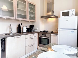 Fridge, microwave, oven, stovetop