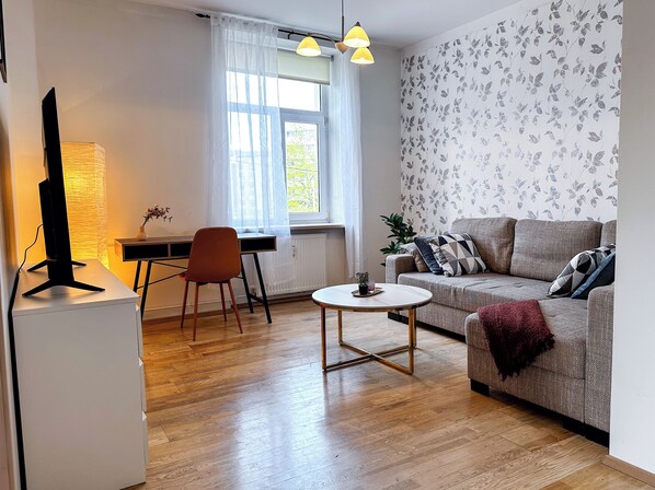 Smart TV, computer monitors