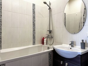 Haartrockner, Handtücher, Seife, Shampoo