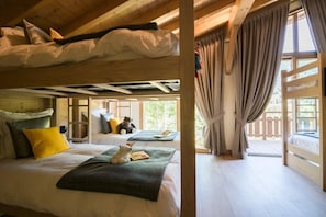 5 bedrooms, free WiFi, bed sheets