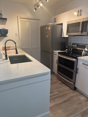 Mikroaaltouuni, uuni, liesi, astianpesukone