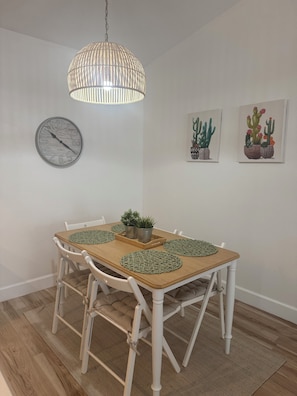 Dining - Cozy 1-bedroom condo in lovely Orlando with AC (Orlando)