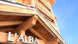 A wooden structure with the sign 'L'Alba' indicating a hotel or resort. - Ski-in/ski-out & foot of the slopes, terrace, balcony, parking, tv, ski locker, 102m², Les 2 Alpes (Les Deux Alpes)