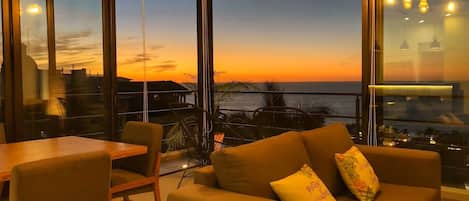 Deluxe Loft, Balcony, Sea View | Living area