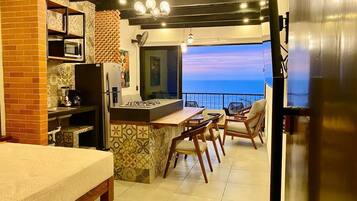 Departamento Confort, balcón, vista al mar | Área de sala de estar