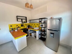 Apartment, 2 Bedrooms, Air conditioning | Private kitchen