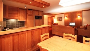 A wooden interior with a kitchen, dining area, and living space. - Parking, tv, ski locker, 71m², Les 2 Alpes (Les Deux Alpes)