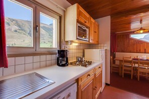 Kühlschrank, Geschirrspüler, Wasserkocher mit Kaffee-/Teezubehör