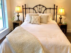 Iron/ironing board, free WiFi - La Violette Bed & Breakfast (Wakefield)