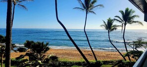 Sun loungers, beach towels - Kauai Kailani, Oceanfront 2 bedroom condo in Kapa'a, Kauai (Kapaʻa)
