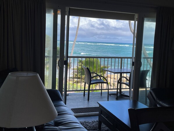 Smart TV, table tennis, books - Kauai Kailani, Oceanfront 2 bedroom condo in Kapa'a, Kauai (Kapaʻa)