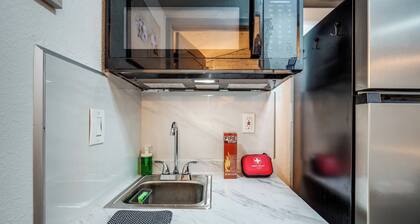 Cozy Studio Just 5 Minutes from Miami Airport! Comes with 1 Free Parking Space.
