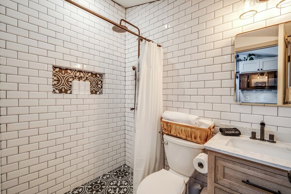 Shower, hair dryer, bidet, towels