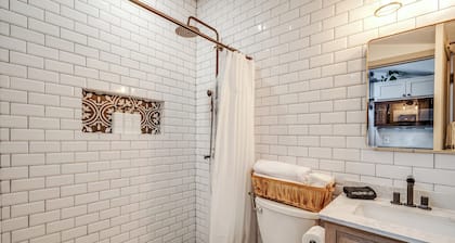 Cozy Studio Just 5 Minutes from Miami Airport! Comes with 1 Free Parking Space.