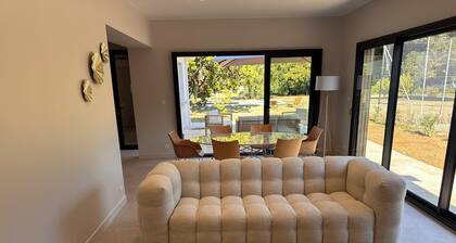 Villa with swimming pool on the Angoulême golf course