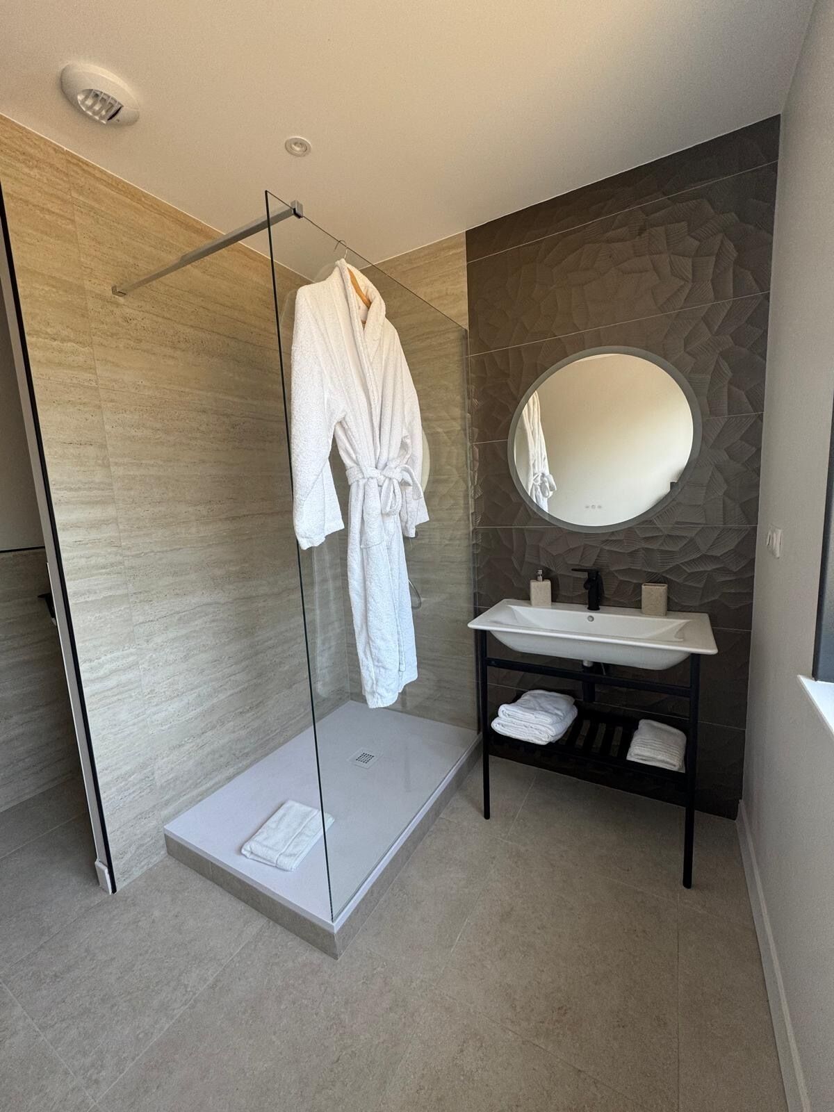 Een douche, een haardroger, handdoeken, toiletpapier